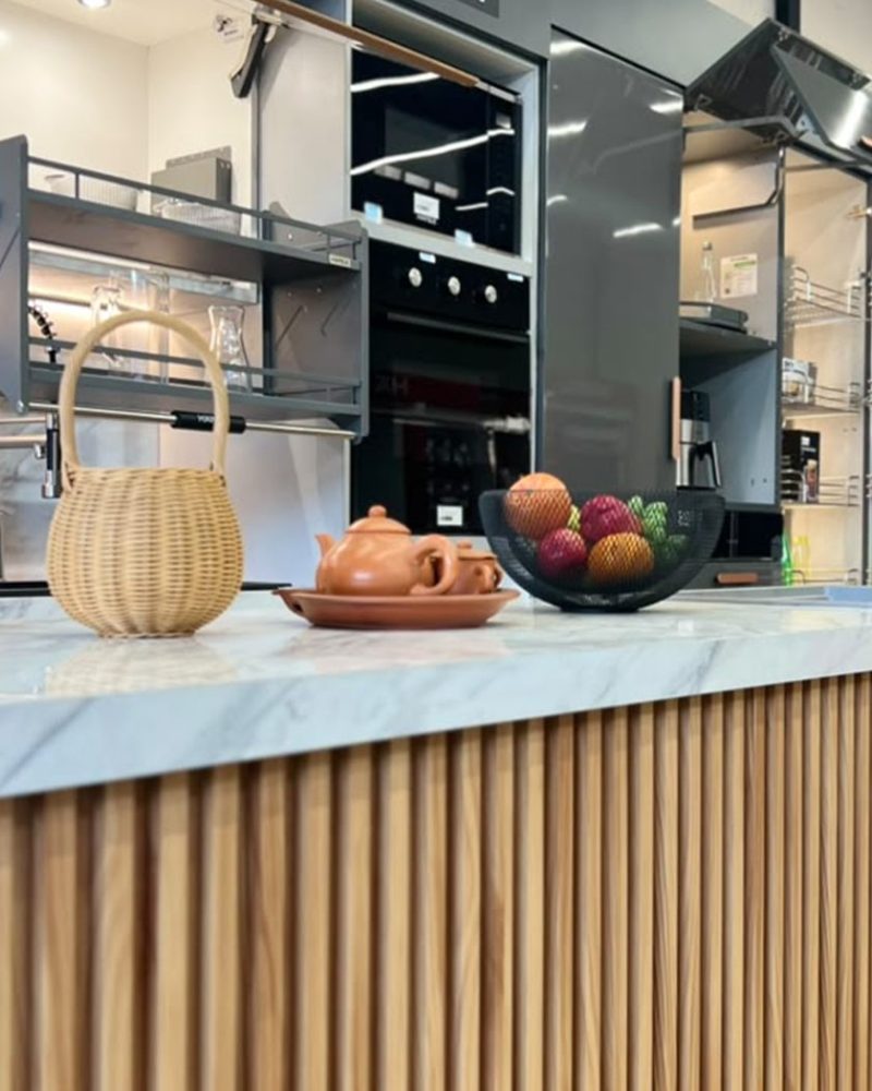 Bar counter marmer dan panel kayu untuk ruang komersial