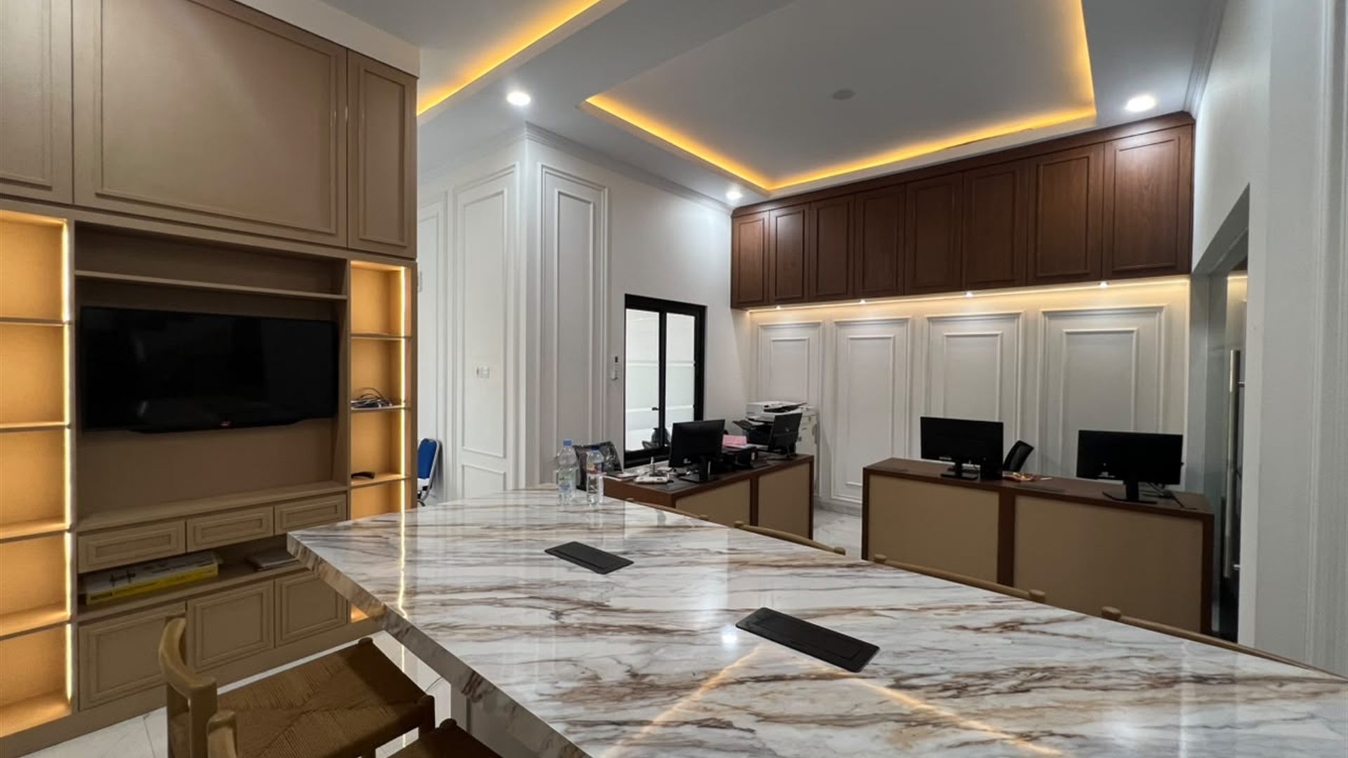 Interior kantor dengan meja marmer